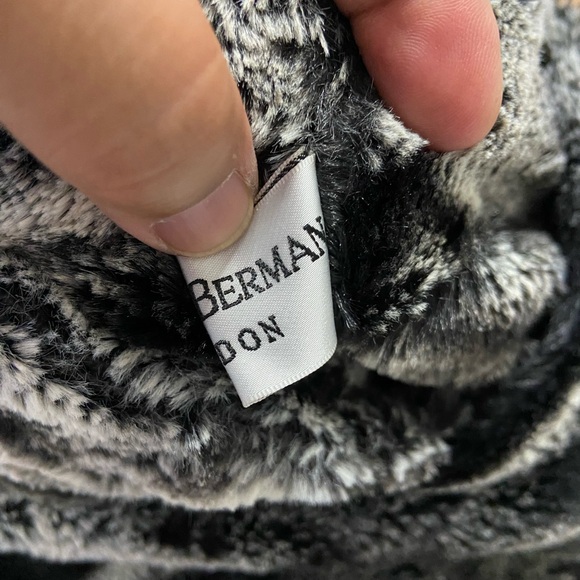 HELENE BERMAN Black Marble Infinity Neck Warmer - Picture 3 of 6